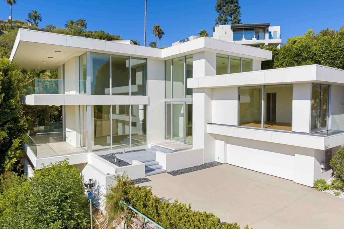 contemporary-hillside-home-with-glass-windows-2025-02-01-18-57-24-utc-compressed (1)